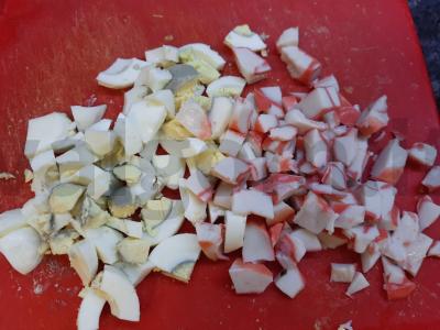 Salotas „Vaivorykštinis“ su krabų lazdelėmis ir jūros kopūstais Žingsnis 1