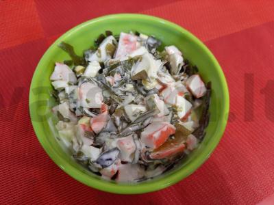 Salotas „Vaivorykštinis“ su krabų lazdelėmis ir jūros kopūstais pagrindine nuotrauka