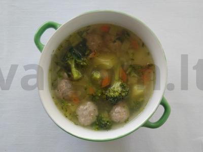 Švelnus sriuba su meatballs ir brokoliais pagrindine nuotrauka