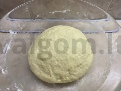 Pica su pomidorais ir dešrelėmis Žingsnis 3