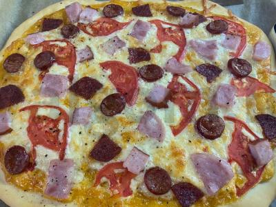 Pica su pomidorais ir dešrelėmis pagrindine nuotrauka