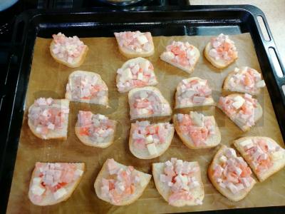 Karšti sumuštiniai su majonezu, sūriu ir dešra Žingsnis 3