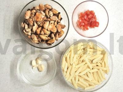 Makaronai su midijomis ir vyšniniais pomidorais grietinėlės padaže Žingsnis 1