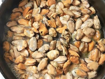 Makaronai su midijomis ir vyšniniais pomidorais grietinėlės padaže Žingsnis 2