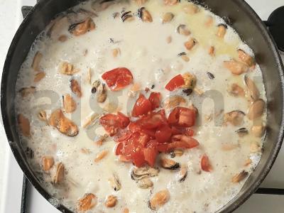 Makaronai su midijomis ir vyšniniais pomidorais grietinėlės padaže Žingsnis 3