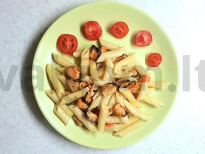 Makaronai su midijomis ir vyšniniais pomidorais grietinėlės padaže pagrindine nuotrauka