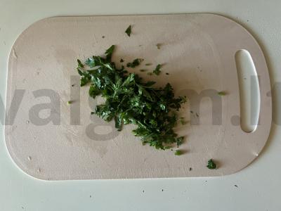 Marinuoti raudonieji svogūnai su petražolėmis Žingsnis 2