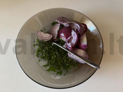 Marinuoti raudonieji svogūnai su petražolėmis Žingsnis 4