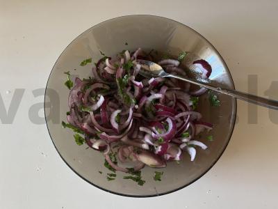 Marinuoti raudonieji svogūnai su petražolėmis Žingsnis 5