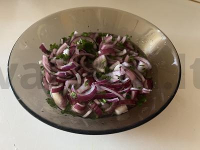 Marinuoti raudonieji svogūnai su petražolėmis pagrindine nuotrauka