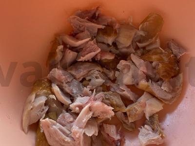 Trijų ingredientų salotos su rūkytomis vištienos krūtinėlėmis Žingsnis 1