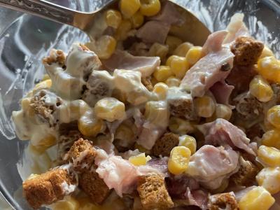 Trijų ingredientų salotos su rūkytomis vištienos krūtinėlėmis pagrindine nuotrauka