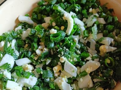 Žuvies pyragas su svogūnais ir kiaušiniais ant kefyro Žingsnis 2