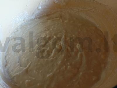 Žuvies pyragas su svogūnais ir kiaušiniais ant kefyro Žingsnis 3