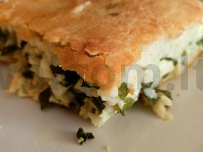 Žuvies pyragas su svogūnais ir kiaušiniais ant kefyro pagrindine nuotrauka