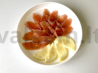 Silpnai sūdyta upėtakis su degtine pagrindine nuotrauka