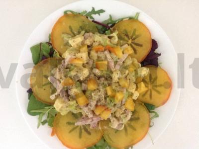 Skani salotos iš poro ir persimonų pagrindine nuotrauka