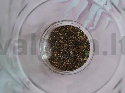 Ivano arbata su melisa ir šipiniais Žingsnis 2