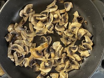 Pica su kumpiu ir grybais ant naminio mielinio tešlos Žingsnis 4