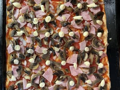 Pica su kumpiu ir grybais ant naminio mielinio tešlos Žingsnis 12