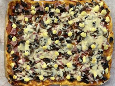 Pica su kumpiu ir grybais ant naminio mielinio tešlos pagrindine nuotrauka