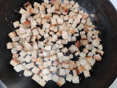 Salotas su skrudinta duona Žingsnis 4