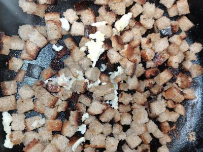 Salotas su skrudinta duona Žingsnis 5