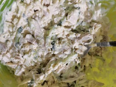 Salotas su skrudinta duona pagrindine nuotrauka