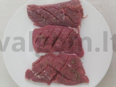 Kiaulienos filė steikai granatų ir raudono vyno marinate Žingsnis 1