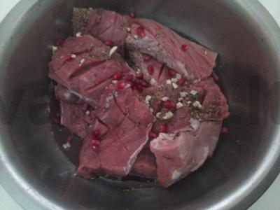 Kiaulienos filė steikai granatų ir raudono vyno marinate Žingsnis 2