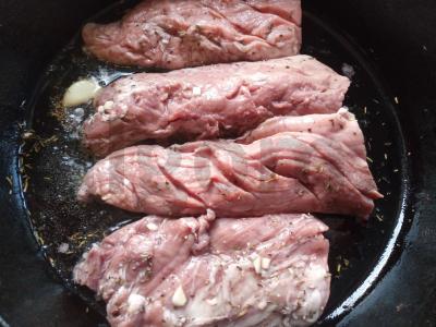 Kiaulienos filė steikai granatų ir raudono vyno marinate Žingsnis 3