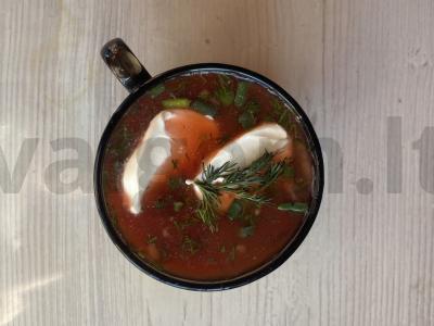 Šaltas burokėlių sriuba su mineraliniu vandeniu pagrindine nuotrauka