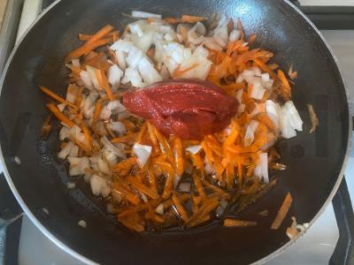 Kopūstai su kaimišku faršu pomidorų padaže Žingsnis 1