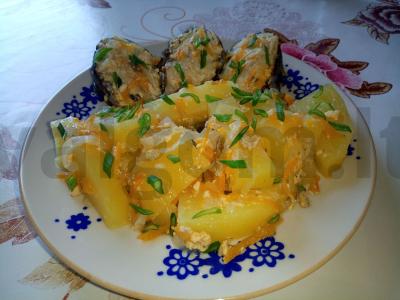 Labai skani troškinta skumbrė su bulvėmis ir daržovėmis pagrindine nuotrauka