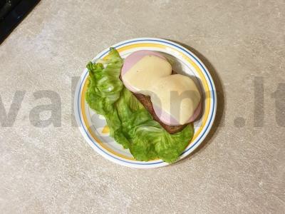 Karšti sumuštiniai su tirpstančiu sūriu pagrindine nuotrauka