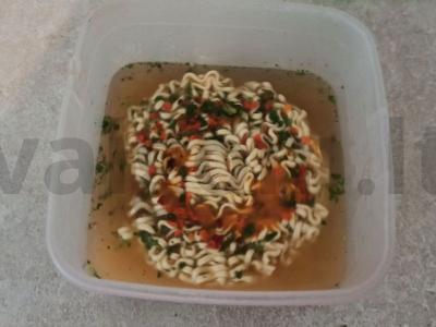 Salotas su greitai tirpstančia makaronais ir ruginių duonos skrudintais gabalėliais Žingsnis 1