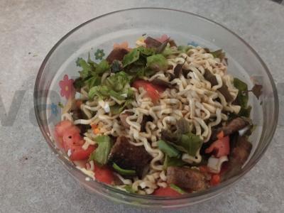 Salotas su greitai tirpstančia makaronais ir ruginių duonos skrudintais gabalėliais Žingsnis 4