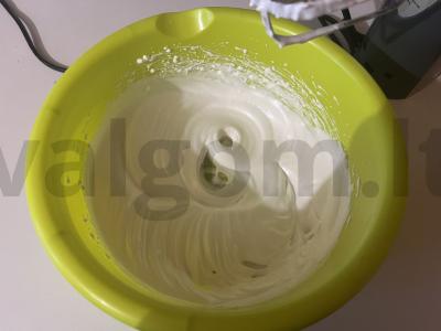 Mėlyna-žalia beze namuose iš trijų ingredientų Žingsnis 2