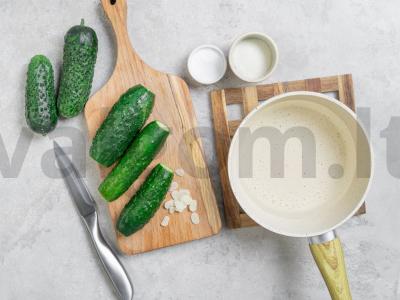 Traškūs sūdyti agurkai Žingsnis 1