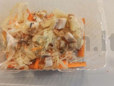 Rūkyta vištienos, morkų ir raugintų kopūstų salotas su kečupu Žingsnis 2