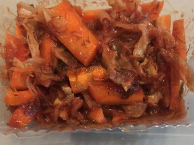 Rūkyta vištienos, morkų ir raugintų kopūstų salotas su kečupu pagrindine nuotrauka