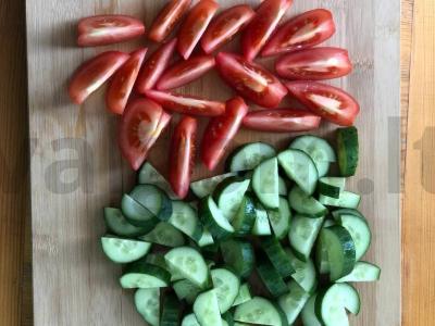 Lengvas salotas su Borodino duonos sausainiais Žingsnis 1