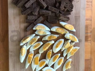 Lengvas salotas su Borodino duonos sausainiais Žingsnis 2