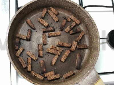 Lengvas salotas su Borodino duonos sausainiais Žingsnis 3