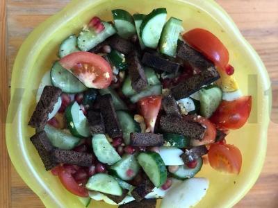 Lengvas salotas su Borodino duonos sausainiais pagrindine nuotrauka