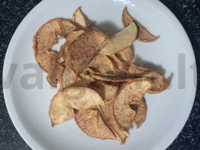 Obuolių traškučiai su maltomis cinamonu orkaitėje pagrindine nuotrauka