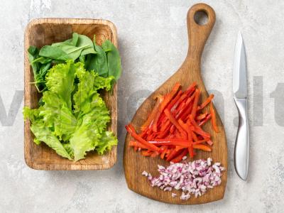 Salotos su tunu, avinžirniais, paprikomis ir žolelėmis Žingsnis 1