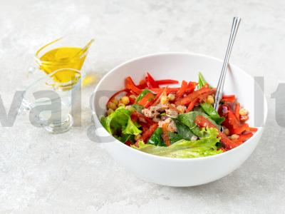 Salotos su tunu, avinžirniais, paprikomis ir žolelėmis Žingsnis 3