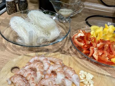 Funchosa su langustinais ir daržovėmis Žingsnis 1