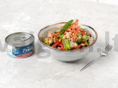 Salotos su tunu, avinžirniais, paprikomis ir žolelėmis pagrindine nuotrauka